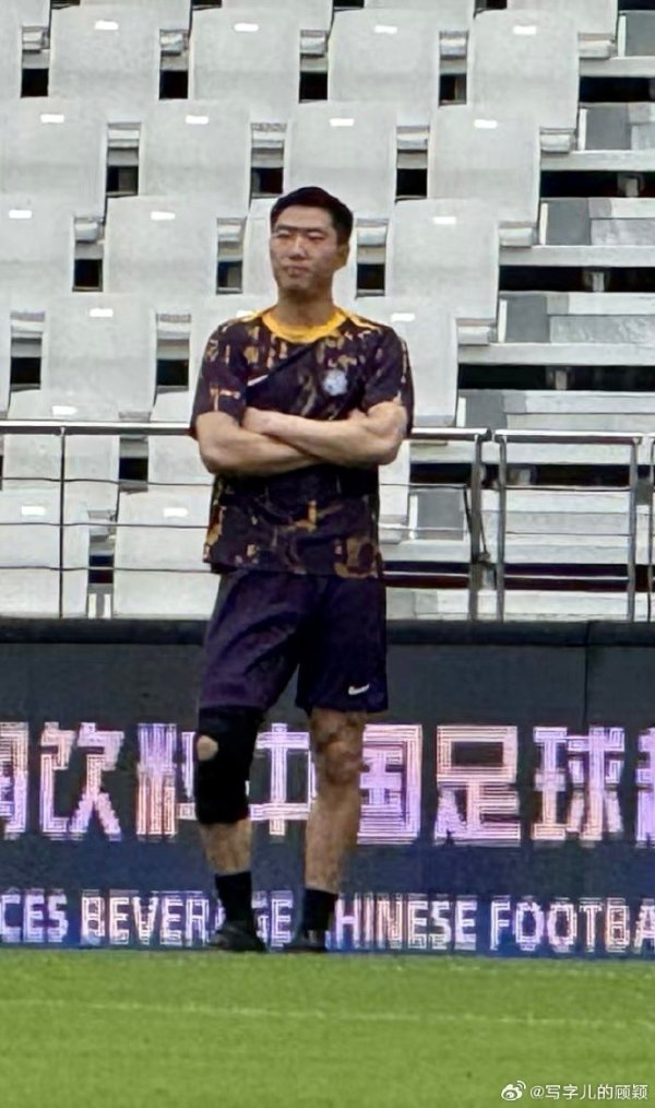 记者：在杭州复健  的方镜淇到上海短暂归队，看望指导教练员、