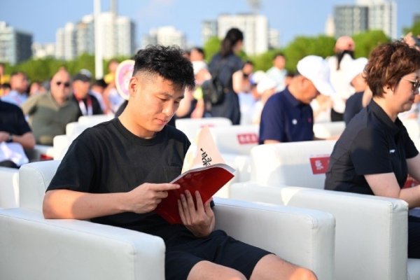 记者：武磊现身上海中学生古代足球    赛活动，他仍然在伤势复健  阶段