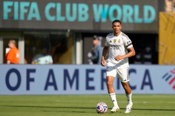 马卡：皇马右后场球员人荒引发阿什拉夫回归猜测，阿诺德在两周后