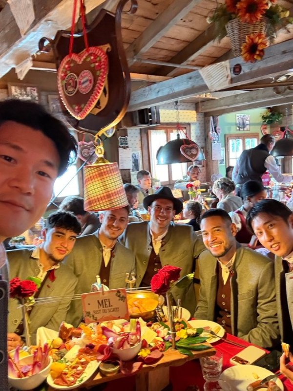 拜仁晒球员参加慕尼黑啤酒节照片：伊藤洋辉、金玟哉出镜