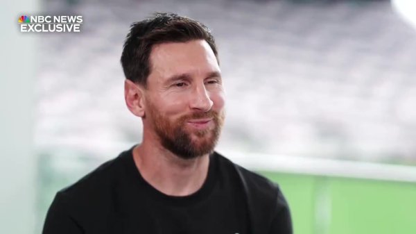 面对主持人说‘你是Goat’，梅西露出了欣慰的傻笑