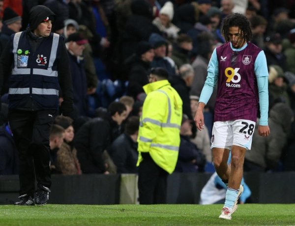 被指控向球迷吐口水！邮报：英足总正调查伯恩利中场球员汉尼拔