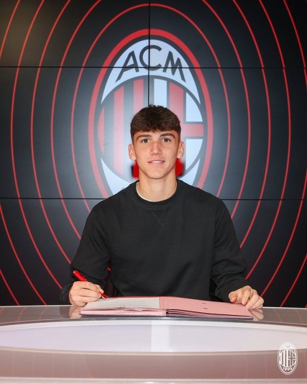 迪马：AC米兰有意续约17岁中场球员新星埃马努埃莱-萨拉