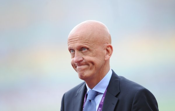 名哨科里纳：我24岁时在15天内掉光头发，后来秃头成了我的标