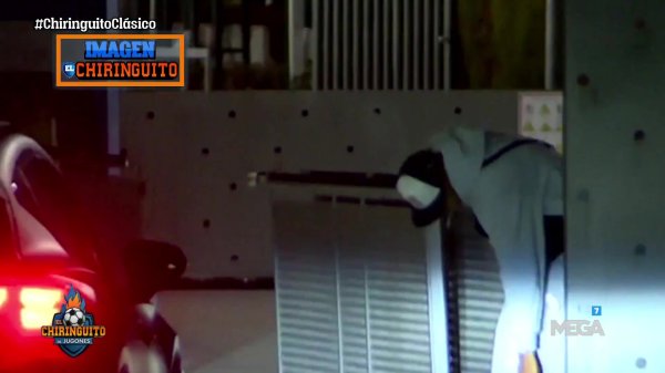 失望而归！亚马尔已回到巴塞罗那，乘车离开+低头看手机