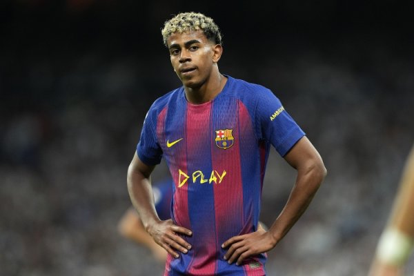 马卡：亚马尔不会因国家德比的批评而改变，巴萨球员也都支持着他