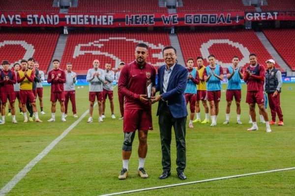 今天的官方练习  开始前，上海海港为莱昂纳多和李帅举行颁奖典