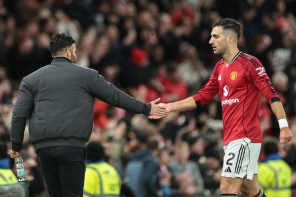 曼联旧将: 达洛特攻守都差只会和队友击掌 乌加特还是一直后备  吧