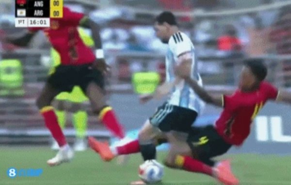 友情  赛这强度？梅西遭安哥拉球员背后剪刀脚，阿尔马达眉骨被打破